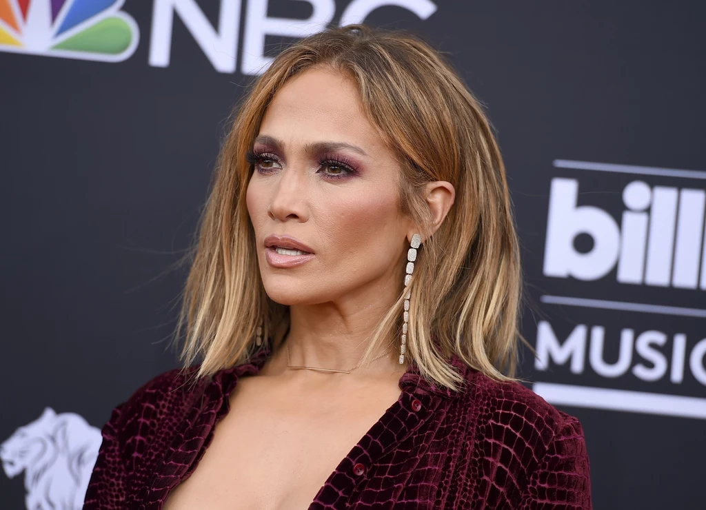 Jennifer Lopez stawia na oryginalne kolczyki 