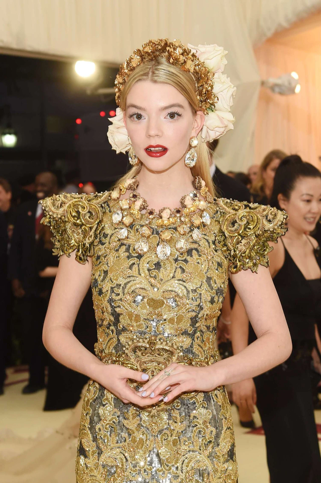 Jedna z najmłodszych przyszłych gwiazd w naszym zestawieniu. Anya Taylor-Joy była jeszcze nastolatką, gdy zadebiutowała fenomenalnie w jednym z najlepszych filmów grozy tej dekady, "Czarownicy: Bajce ludowej z Nowej Anglii" Roberta Eggersa. Jej Thomasin była najważniejszą i najbardziej enigmatyczną postacią filmu. Potem aktorka zdobywała uznanie między innymi w szalonym "Splicie" M. Nighta Shyamalana (obecnie kręci jego kontynuację - "Glass") oraz dramacie "Thoroughbreds" Cory'ego Finleya. Ale na prawdziwie międzynarodowy przełom poczeka do 2019 roku, kiedy na ekrany kin trafią "Nowi mutanci" Josha Boone'a, film mający przywrócić światowej widowni wiarę w filmowe uniwersum "X-Men". Jedna z najmłodszych przyszłych gwiazd w naszym zestawieniu. Anya Taylor-Joy była jeszcze nastolatką, gdy zadebiutowała fenomenalnie w jednym z najlepszych filmów grozy tej dekady, "Czarownicy: Bajce ludowej z Nowej Anglii" Roberta Eggersa. Jej Thomasin była najważniejszą i najbardziej enigmatyczną postacią filmu. Potem aktorka zdobywała uznanie między innymi w szalonym "Splicie" M. Nighta Shyamalana (obecnie kręci jego kontynuację - "Glass") oraz dramacie "Thoroughbreds" Cory'ego Finleya. Ale na prawdziwie międzynarodowy przełom poczeka do 2019 roku, kiedy na ekrany kin trafią "Nowi mutanci" Josha Boone'a, film mający przywrócić światowej widowni wiarę w filmowe uniwersum "X-Men".