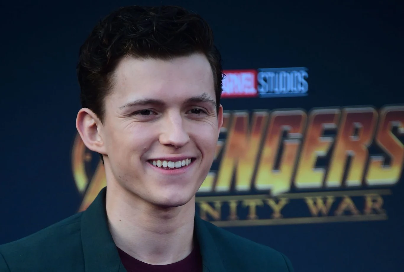 Tom Holland zachwycił świat już w swoim kinowym debiucie - w "Niemożliwe" J.A. Bayony zagrał najstarszego syna Ewana McGregora i Naomi Watts. Jednakże, podobnie jak wielu bohaterów tego zestawienia, został uznany za utalentowany dodatek, nie aktorskie objawienie. Na przełom nie czekał długo, bo już dwa lata później został oficjalnie ogłoszony nowym Spider-Manem w uniwersum Marvela. Na razie grał pierwsze skrzypce tylko w jednym filmie cyklu, ale w pozostałych ukradł na drugim planie masę scen i wiadomo, że kontrakt zobowiązuje go do zagrania w jeszcze wielu produkcjach Disneya i Marvela. Holland nie zamierza się jednak dać szufladkować, zagra między innymi w ekranizacji popularnych gier przygodowych "Uncharted". Tom Holland zachwycił świat już w swoim kinowym debiucie - w "Niemożliwe" J.A. Bayony zagrał najstarszego syna Ewana McGregora i Naomi Watts. Jednakże, podobnie jak wielu bohaterów tego zestawienia, został uznany za utalentowany dodatek, nie aktorskie objawienie. Na przełom nie czekał długo, bo już dwa lata później został oficjalnie ogłoszony nowym Spider-Manem w uniwersum Marvela. Na razie grał pierwsze skrzypce tylko w jednym filmie cyklu, ale w pozostałych ukradł na drugim planie masę scen i wiadomo, że kontrakt zobowiązuje go do zagrania w jeszcze wielu produkcjach Disneya i Marvela. Holland nie zamierza się jednak dać szufladkować, zagra między innymi w ekranizacji popularnych gier przygodowych "Uncharted".