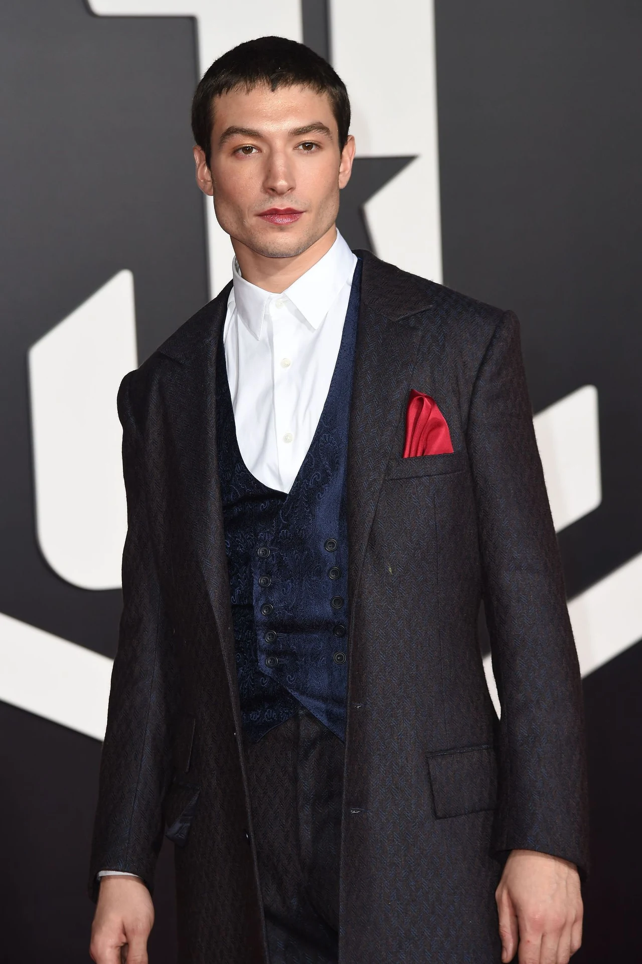 Podobnie jak Tom Holland, Ezra Miller odnosił już wcześniej sukcesy aktorskie, ale dopiero występ w wysokobudżetowym hollywoodzkim hicie zwrócił na niego uwagę międzynarodowej widowni. Chodzi oczywiście o rolę Flasha, najpierw w epizodach w "Batman v Superman: Świcie sprawiedliwości" i "Legionie samobójców", a potem już na pierwszym planie w "Lidze Sprawiedliwości". Niedługo doczeka się osobnego filmu w uniwersum DC. Miller dał się poznać jako świetny aktor dramatyczny w "Musimy porozmawiać o Kevinie" Lynne Ramsay oraz "Charlie’em" Stephena Chbosky’ego. Ma także niewielką, ale ważną rolę w budowanym uniwersum "Fantastycznych zwierząt": w tym roku do kin trafią "Zbrodnie Grindelwalda". Podobnie jak Tom Holland, Ezra Miller odnosił już wcześniej sukcesy aktorskie, ale dopiero występ w wysokobudżetowym hollywoodzkim hicie zwrócił na niego uwagę międzynarodowej widowni. Chodzi oczywiście o rolę Flasha, najpierw w epizodach w "Batman v Superman: Świcie sprawiedliwości" i "Legionie samobójców", a potem już na pierwszym planie w "Lidze Sprawiedliwości". Niedługo doczeka się osobnego filmu w uniwersum DC. Miller dał się poznać jako świetny aktor dramatyczny w "Musimy porozmawiać o Kevinie" Lynne Ramsay oraz "Charlie’em" Stephena Chbosky’ego. Ma także niewielką, ale ważną rolę w budowanym uniwersum "Fantastycznych zwierząt": w tym roku do kin trafią "Zbrodnie Grindelwalda".
