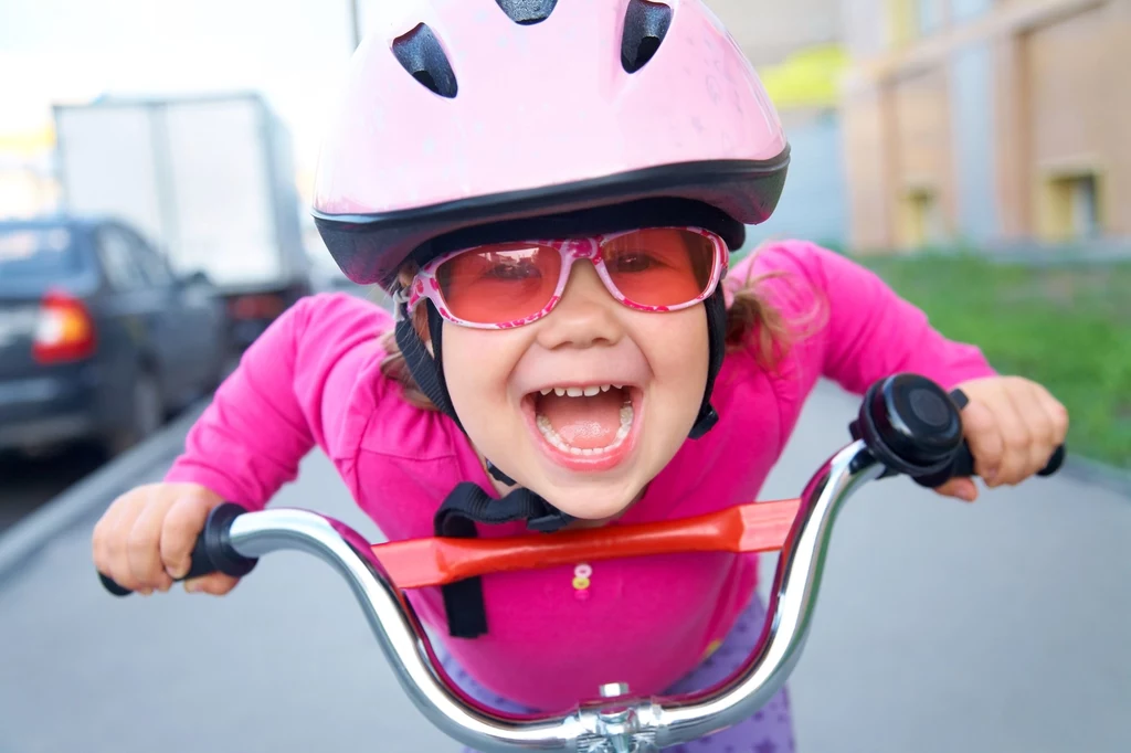 Zanim pozwolimy dziecku samodzielnie poruszać się po jezdni, warto sprawdzić, czy pamięta o pięciu podstawowych zasadach.
