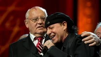 Jednym z największych przebojów Scorpions pozostaje ballada "Wind of Change", która nawiązuje do politycznych przemian w Związku Radzieckim. Inspiracją do napisania piosenki była wizyta zespołu w Moskwie w 1989 r.

Klaus Meine i Michaił Gorbaczow, ostatni przywódca Związku Radzieckiego, w Londynie na koncercie z okazji 80. urodzin laureata Pokojowej Nagrody Nobla - 2011 r.