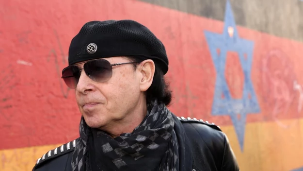 Przez ponad 50 lat kariery Scorpions sprzedali ponad 110 mln płyt, co daje im miejsce wśród największych gwiazd. Zespół regularnie odwiedza Polskę - 29 lipca 2018 r. zagra w Atlas Arenie w Łodzi.

Klaus Meine podczas otwarcia The Wall Museum East Side Gallery w Berlinie - kwiecień 2016 r. 