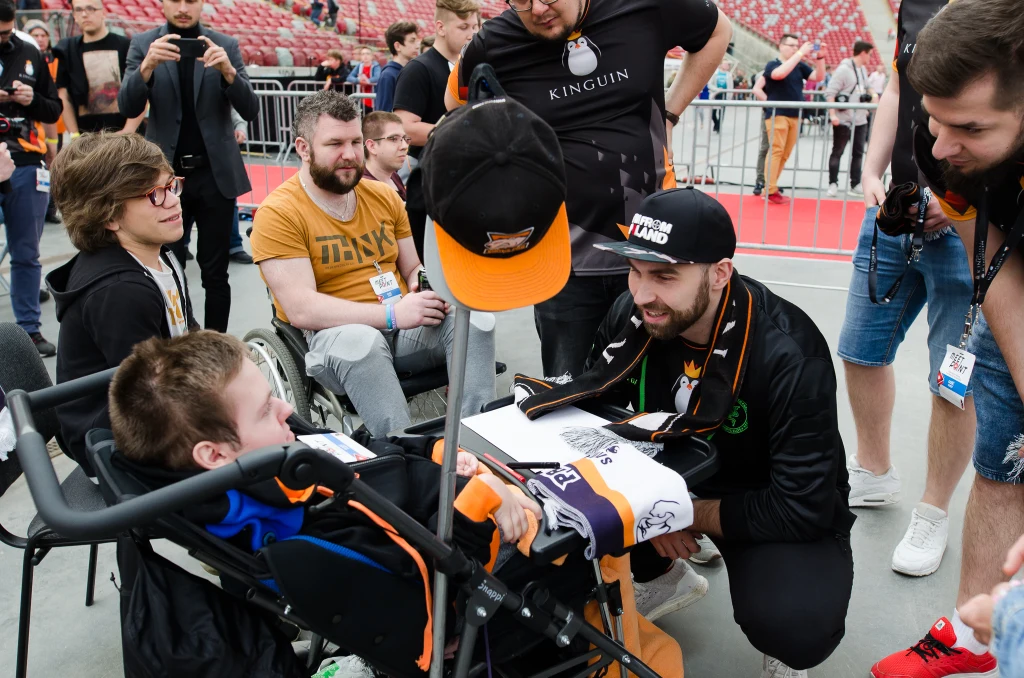 Wiktor "TaZ" Wojtas rozmawia z niepełnosprawnym uczestnikiem imprezy Wiktor "TaZ" Wojtas rozmawia z niepełnosprawnym uczestnikiem imprezy