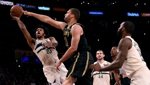 Koszykarz Milwaukee Bucks - Sterling Brown (z piłką)