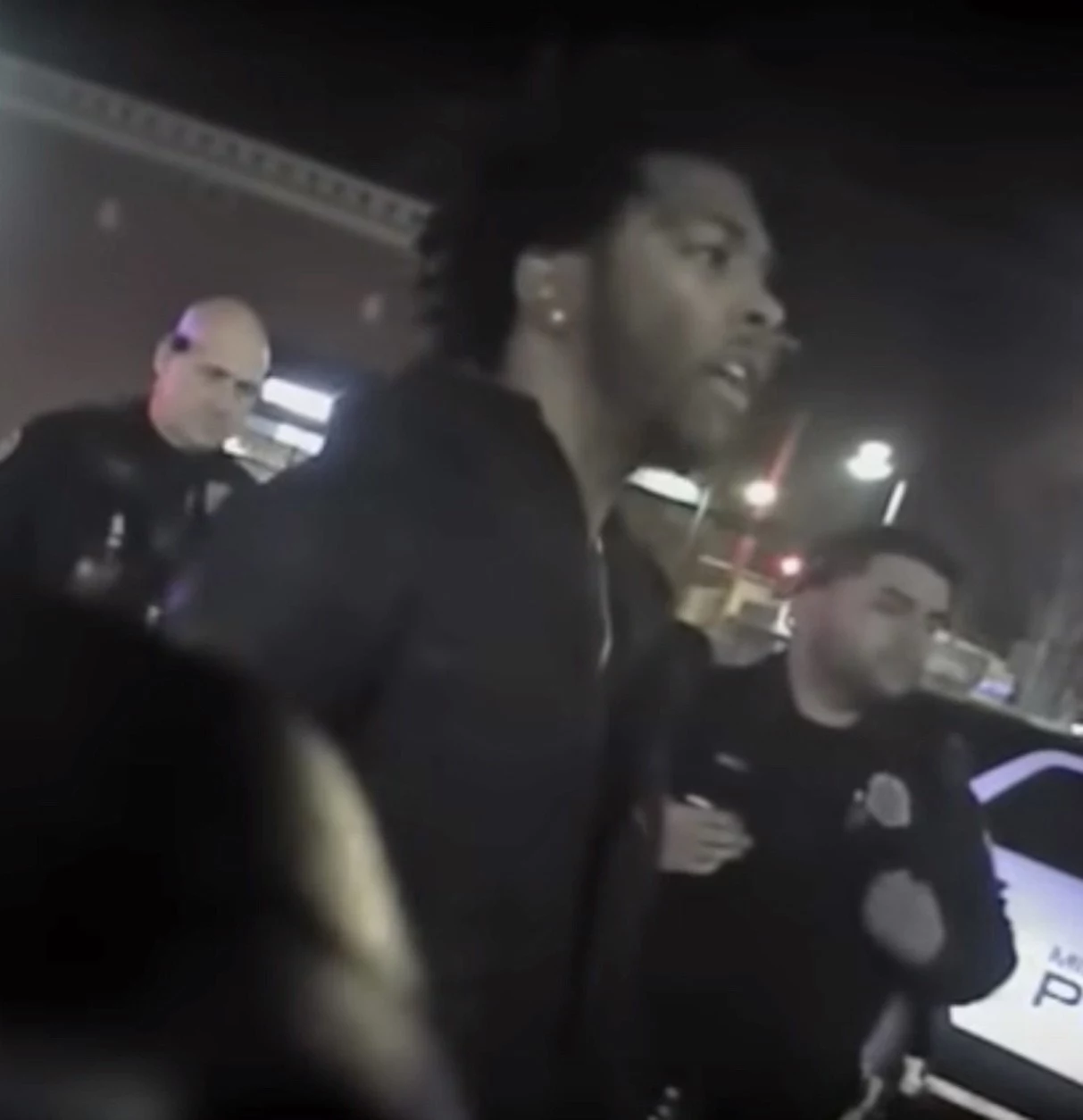 Koszykarz Milwaukee Bucks Sterling Brown podczas brutalnej interwencji policjantów Koszykarz Milwaukee Bucks Sterling Brown podczas brutalnej interwencji policjantów