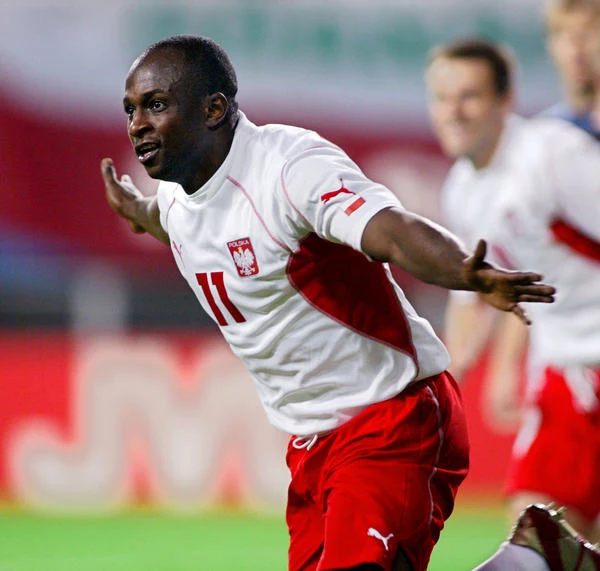 Reprezentant Polski - Emmanuel Olisadebe cieszy się z gola w meczu z USA na mundialu w 2002 roku Reprezentant Polski - Emmanuel Olisadebe cieszy się z gola w meczu z USA na mundialu w 2002 roku