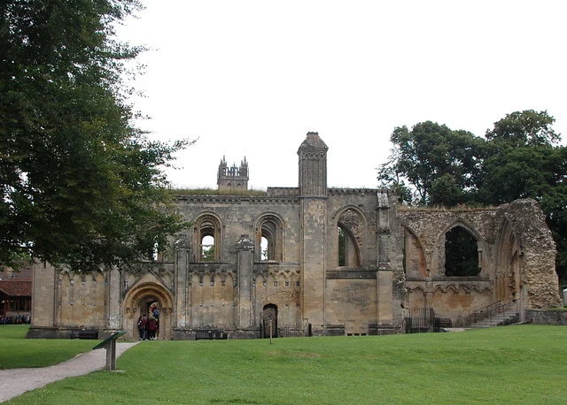 Ruiny opactwa w Glastonbury skrywały wiele informacji z zaświatów, fot: http://www.geograph.org.uk