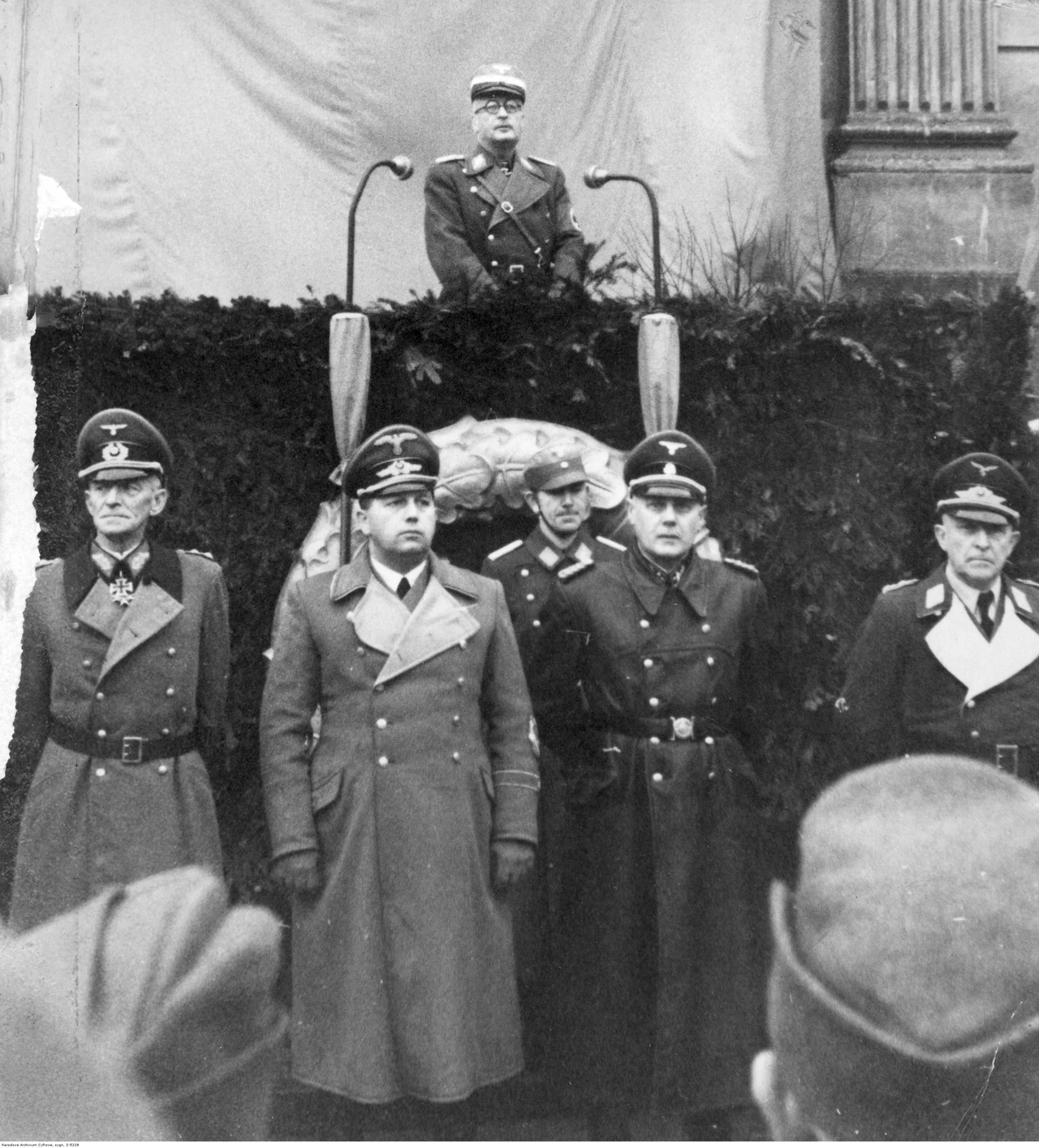 Gdyby zamach na Hansa Franka się udał, towarzyszący mu obergruppenführer SS Wilhelm Koppe (drugi z prawej) kilkanaście godzin po akcji AK nie stałby pod trybuną podczas krakowskich obchodów 11. rocznicy dojścia Hitlera do władzy w Niemczech Gdyby zamach na Hansa Franka się udał, towarzyszący mu obergruppenführer SS Wilhelm Koppe (drugi z prawej) kilkanaście godzin po akcji AK nie stałby pod trybuną podczas krakowskich obchodów 11. rocznicy dojścia Hitlera do władzy w Niemczech
