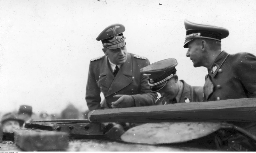 Wysocy urzędnicy Generalnego Gubernatorstwa podczas inspekcji na terenach roponośnych w okolicach Jasła. Od lewej: Hans Frank, Otto von Wachter, Friedrich Krüger Wysocy urzędnicy Generalnego Gubernatorstwa podczas inspekcji na terenach roponośnych w okolicach Jasła. Od lewej: Hans Frank, Otto von Wachter, Friedrich Krüger