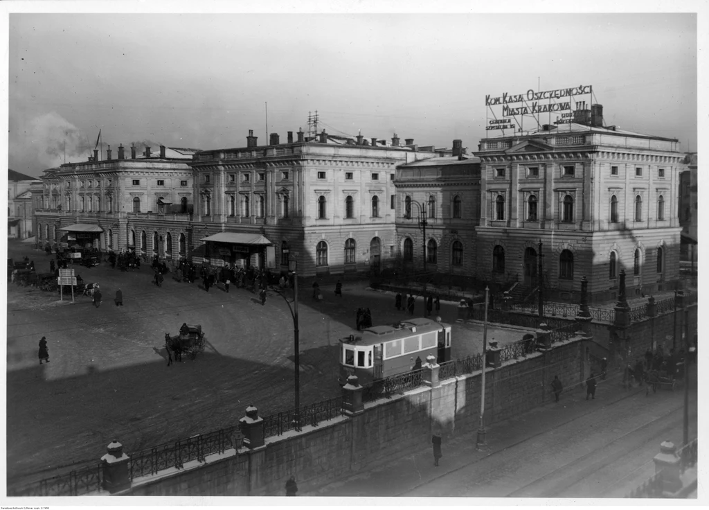 Krakowski Dworzec Główny – (zdjęcie z 1940 roku), przed który późnym wieczorem 29 stycznia 1944 roku zajechały limuzyny z Hansem Frankiem i Wilhelmem Koppem oraz towarzyszącymi im oficerami i urzędnikami administracji GG Krakowski Dworzec Główny – (zdjęcie z 1940 roku), przed który późnym wieczorem 29 stycznia 1944 roku zajechały limuzyny z Hansem Frankiem i Wilhelmem Koppem oraz towarzyszącymi im oficerami i urzędnikami administracji GG