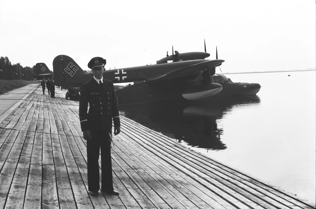 Nabrzeże lotniczej bazy morskiej Kamp, przycumowana łódź latająca Blohm & Voss Bv 138, 1939 rok Nabrzeże lotniczej bazy morskiej Kamp, przycumowana łódź latająca Blohm & Voss Bv 138, 1939 rok