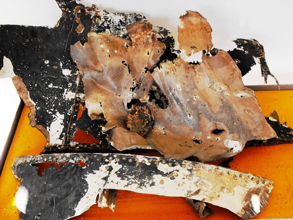 Fragment poszycia Dorniera Do 24 T3 z odłamkiem pocisku, wydobyty z jeziora Resko Przymorskie w 2009 roku Fragment poszycia Dorniera Do 24 T3 z odłamkiem pocisku, wydobyty z jeziora Resko Przymorskie w 2009 roku