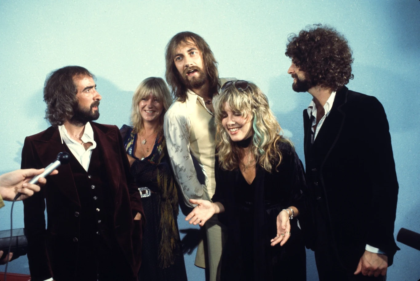 Do zespołu Fleetwood Mac Stevie Nicks (na zdjęciu druga z prawej) dołączyła w 1975 roku (ze swoim ówczesnym partnerem, gitarzystą Lindseyem Buckinghamem), czyli na dwa lata przed ukazaniem się płyty "Rumours". Album przez wielu uznawany jest nie tylko za najlepszy punkt w dyskografii grupy, ale i jeden z najlepszych w historii muzyki. 