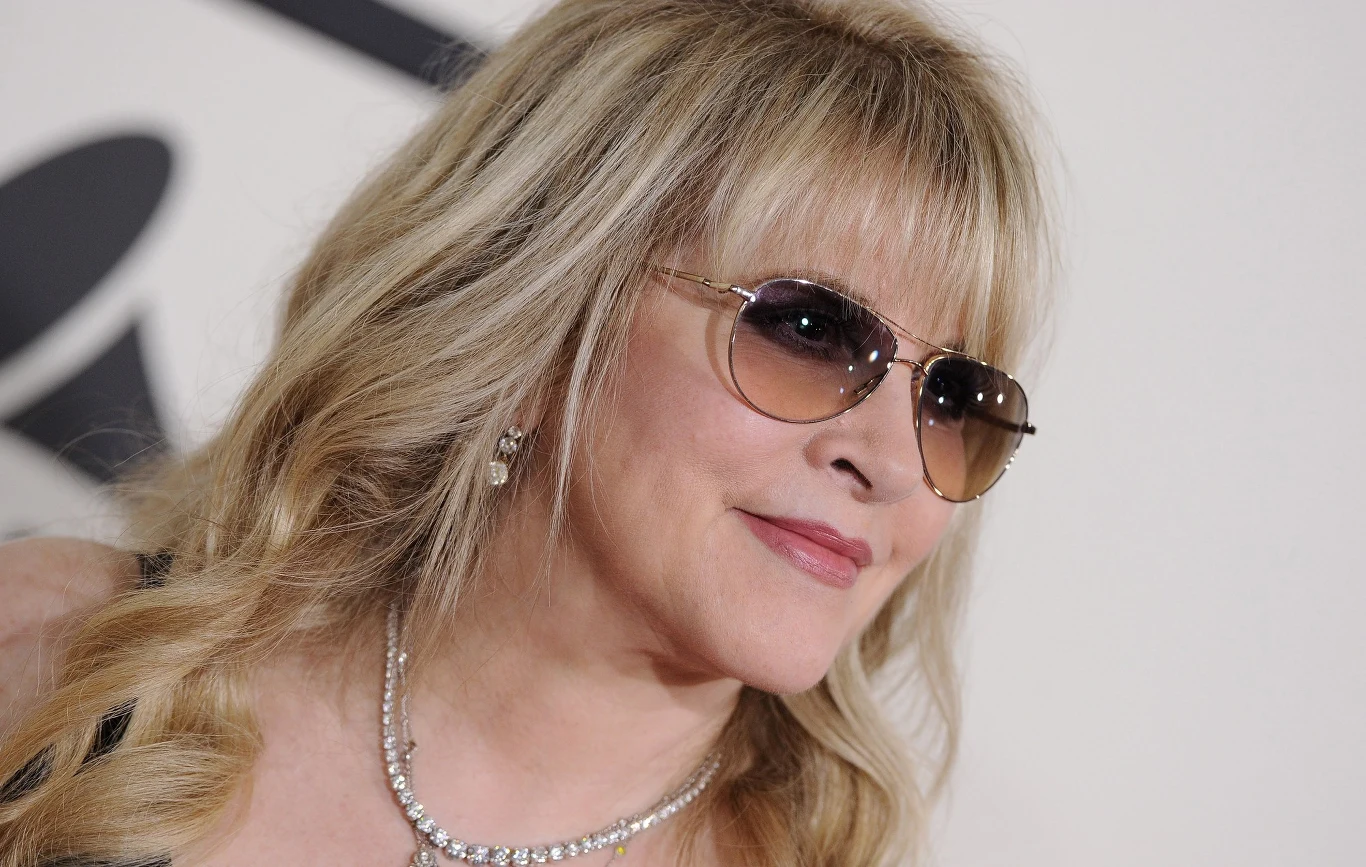 Jedynym mężem Stevie Nicks był Kim Anderson. Para pobrała się w 1983 roku i rozwiodła po zaledwie kilku miesiącach. Wokalistka w późniejszych wywiadach przyznawała, że pobrała się z Kimem z litości, gdyż po śmierci jego żony, Robin, został on sam z dzieckiem. "Nie wzięliśmy ślubu z miłości" – wspominała. 