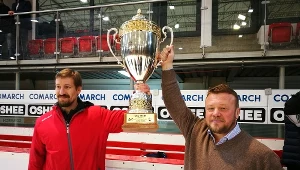 Andriej Gusow (z prawej, razem z asystentem Siergiejem Szpetiukiem) zaczął kolekcjonowanie trofeów dla GKS-u Tychy od zdobycia Pucharu Polski. 