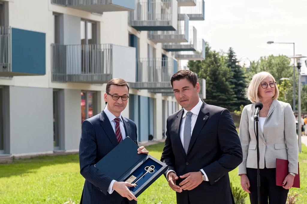 Premier Mateusz Morawiecki i prezydent Białej Podlaskiej Dariusz Stefaniuk podczas uroczystego przekazania kluczy do mieszkań wybudowanych w ramach programu Mieszkanie Plus Premier Mateusz Morawiecki i prezydent Białej Podlaskiej Dariusz Stefaniuk podczas uroczystego przekazania kluczy do mieszkań wybudowanych w ramach programu Mieszkanie Plus