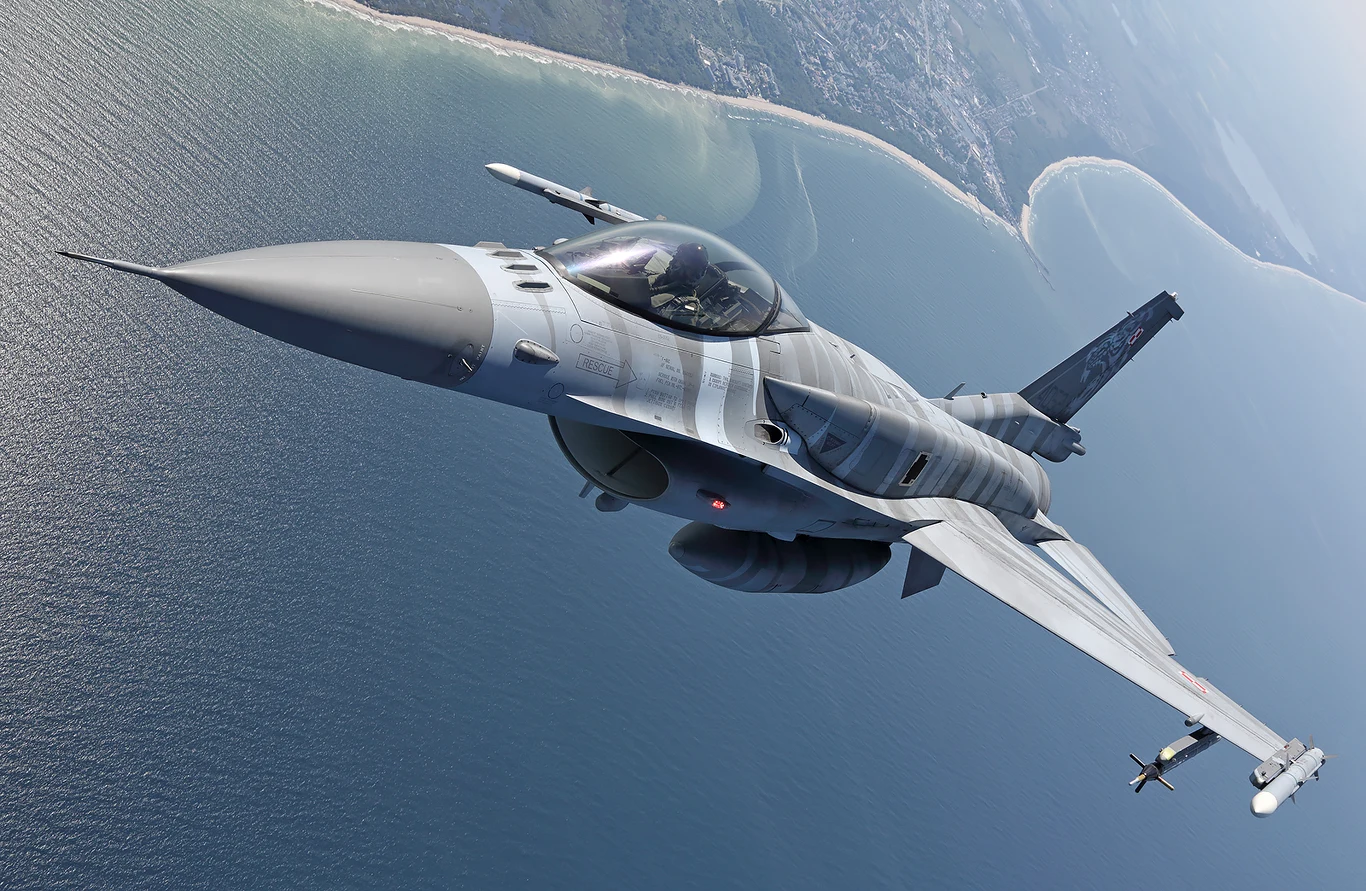 Samolot F-16 z 6 Eskadry Lotniczej działającej w ramach 31 Bazy Lotnictwa Taktycznego nad Helem