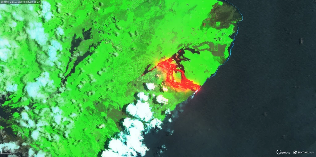 Wschodnie wybrzeże wyspy Hawai z widocznym wypływem lawy ze szczelin z okolic Leilani Estates (23 maja 2018)