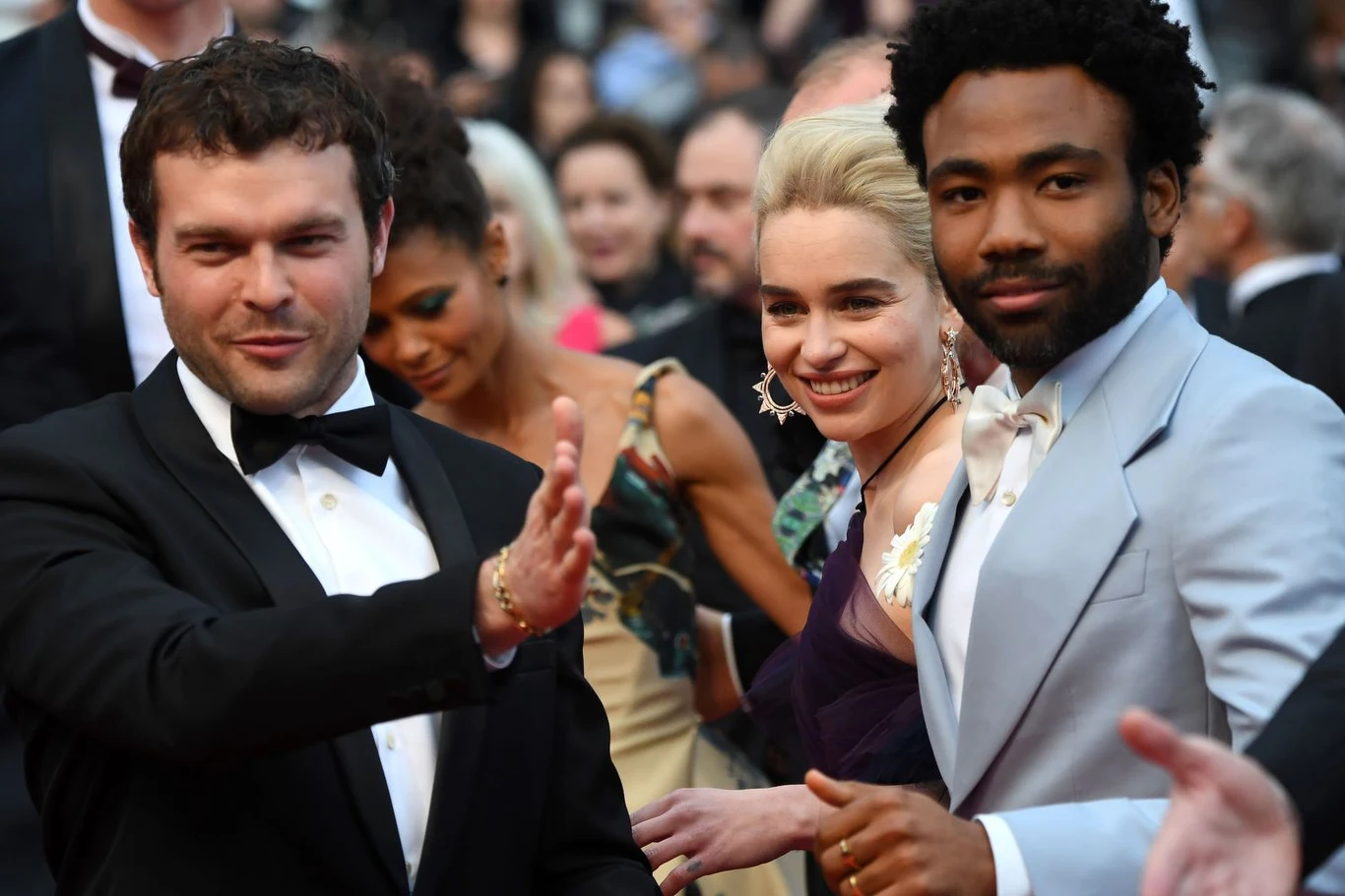 Alden Ehrenreich, Emilia Clarke i Donald Glover na premierze filmu "Han Solo: Gwiezdne wojny - historie" w Cannes 2018 Alden Ehrenreich, Emilia Clarke i Donald Glover na premierze filmu "Han Solo: Gwiezdne wojny - historie" w Cannes 2018