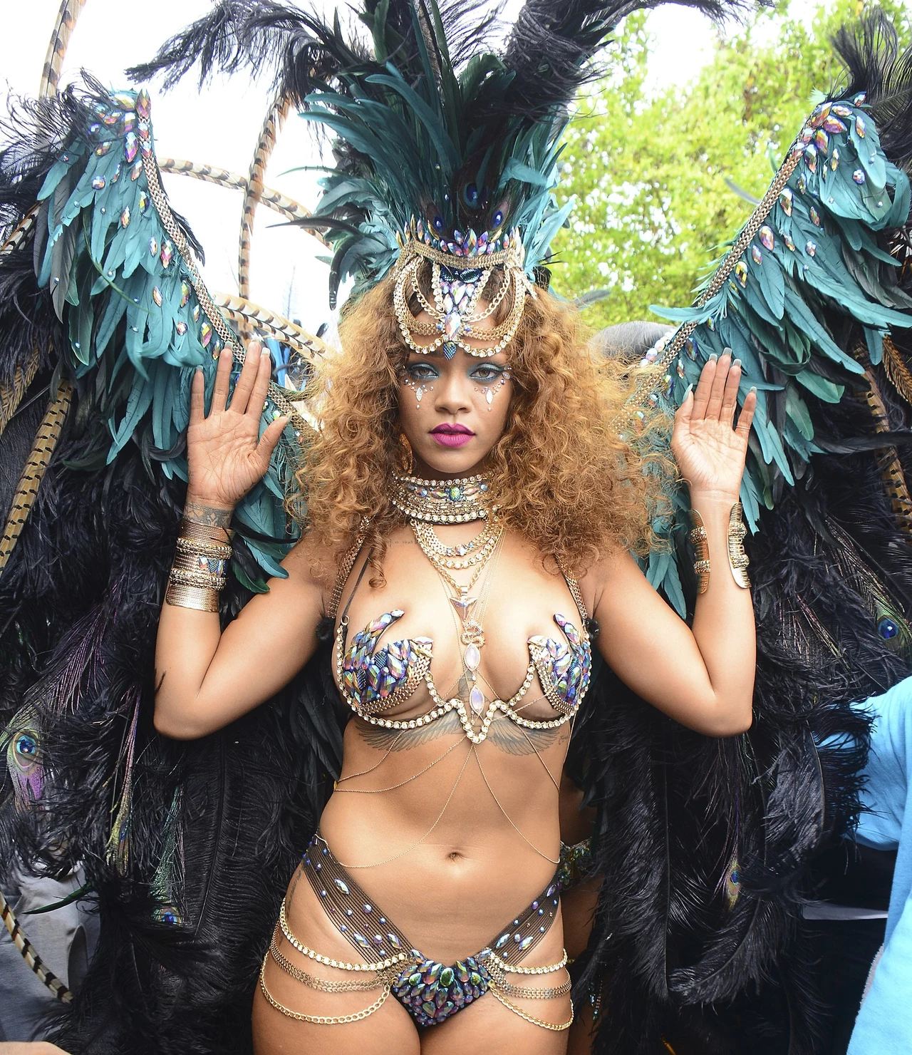 Rihanna jest jedną z największych muzycznych gwiazd na świecie i wizytówką Barbadosu. Wokalistka rokrocznie na początku sierpnia wybiera się do swojego rodzinnego kraju, by uczestniczyć w tamtejszym karnawale. Ubrana w imponujące, kuse stroje, bawi się i wraz z przyjaciółmi i rodziną bierze udział w ulicznej paradzie. Rihanna jest jedną z największych muzycznych gwiazd na świecie i wizytówką Barbadosu. Wokalistka rokrocznie na początku sierpnia wybiera się do swojego rodzinnego kraju, by uczestniczyć w tamtejszym karnawale. Ubrana w imponujące, kuse stroje, bawi się i wraz z przyjaciółmi i rodziną bierze udział w ulicznej paradzie.