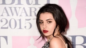 Charli XCX broni koleżanki