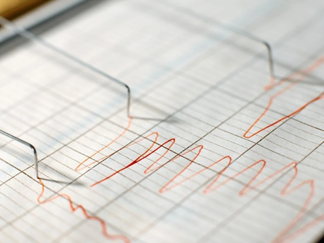Lata siedemdziesiąte były w Polsce przełomowe dla rozwoju badań poligraficznych. Zaczęto wykorzystywać poligraf Kellera do testowania osób podejrzewanych o zabójstwa Lata siedemdziesiąte były w Polsce przełomowe dla rozwoju badań poligraficznych. Zaczęto wykorzystywać poligraf Kellera do testowania osób podejrzewanych o zabójstwa
