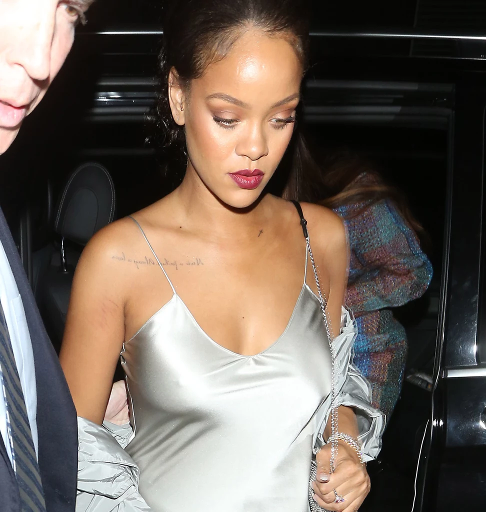 Rihanna od lat wybiera satynowe sukienki 