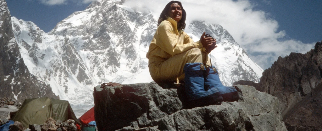 Wanda Rutkiewicz podczas wyprawy na K2 (8611 m. n.p.m.). W tle szczyt K2