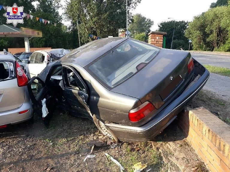 BMW wpadło przez ogrodzenie do komisu i uszkodziło 11 samochodów