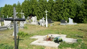 Cmentarz komunalny w Hruszowicach. Celem prac archeologicznych pracowników Biura Poszukiwań i Identyfikacji Instytutu Pamięci Narodowej było ustalenie czy w miejscu istniejącego do 26 kwietnia 2017 r. pomnika ku czci UPA znajdują się pochówki członków tej ukraińskiej nacjonalistycznej formacji