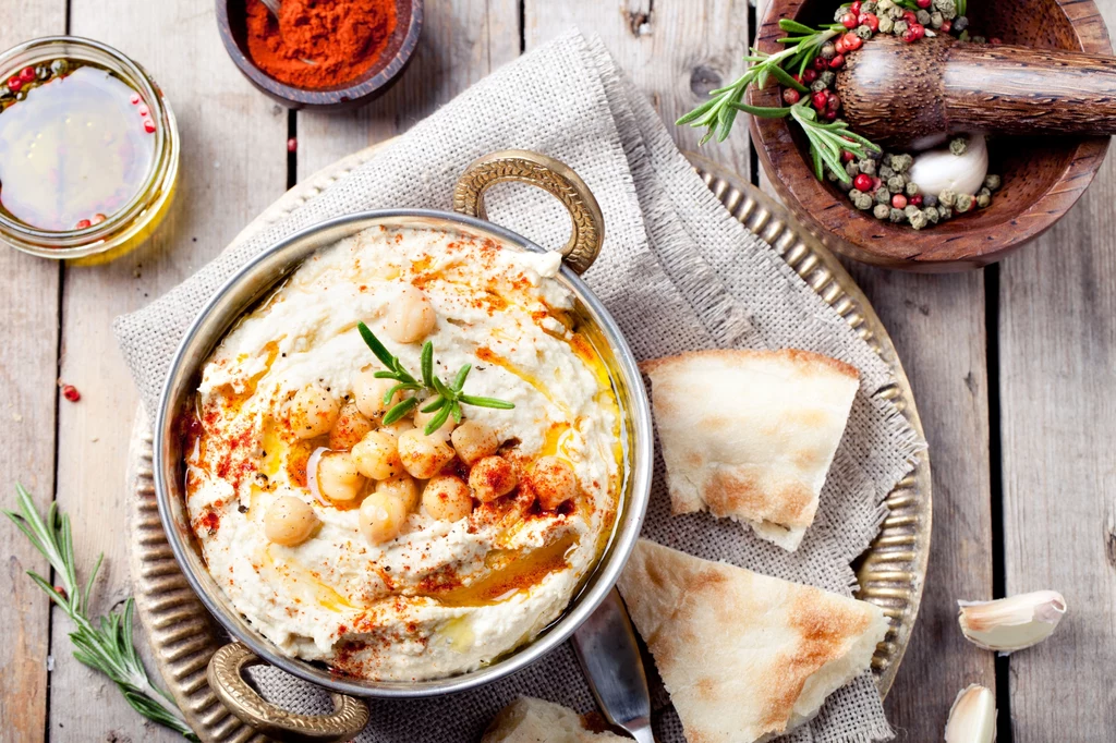 Hummus możesz kupić w sklepach, ale o wiele taniej zrobisz go w domu