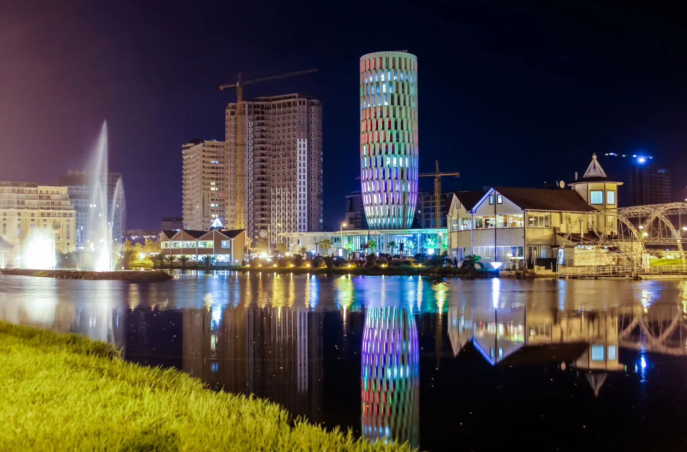 Coraz więcej turystów odwiedza Batumi, które w ciekawy sposób łączy nowoczesność z tradycją Coraz więcej turystów odwiedza Batumi, które w ciekawy sposób łączy nowoczesność z tradycją