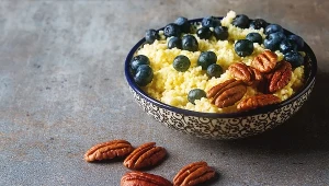 Jaglanka z dodatkiem orzechów i borówek to pożywne i zdrowe śniadanie 