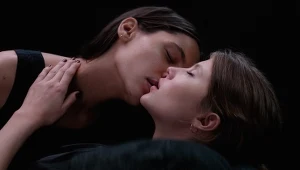 Kaya Wilkins i Eili Harboe w filmie "Thelma"