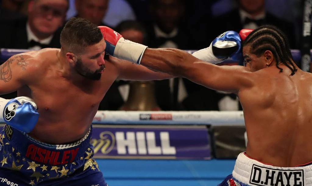 Tony Bellew (z lewej) w walce z Davidem Haye'em Tony Bellew (z lewej) w walce z Davidem Haye'em
