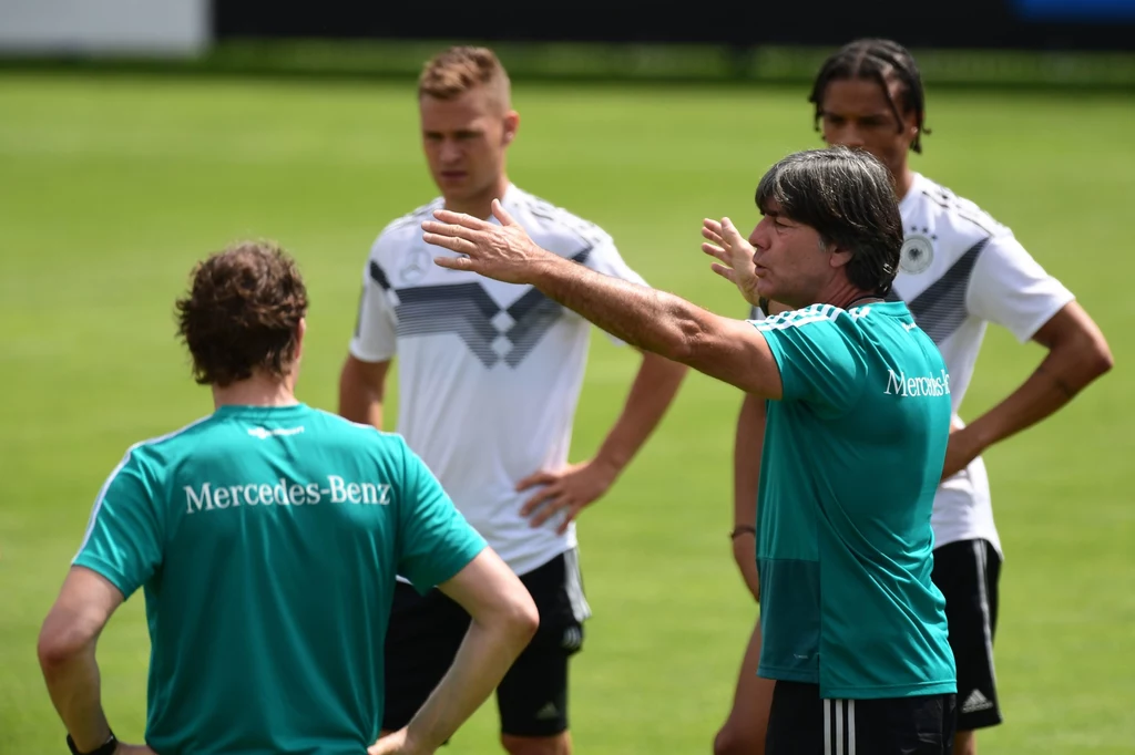 Trener Joachim Loew z niemieckimi piłkarzami na zgrupowaniu przed mundialem Trener Joachim Loew z niemieckimi piłkarzami na zgrupowaniu przed mundialem