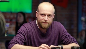 Piotr Adamczyk na planie serialu "Trzecia połowa"