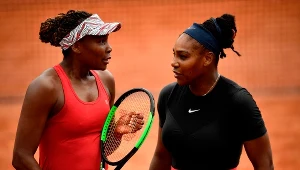 Venus Williams (z lewej) wciąż próbuje rywalizować z najlepszymi. W przeciwieństwie do  młodszej siostry Sereny