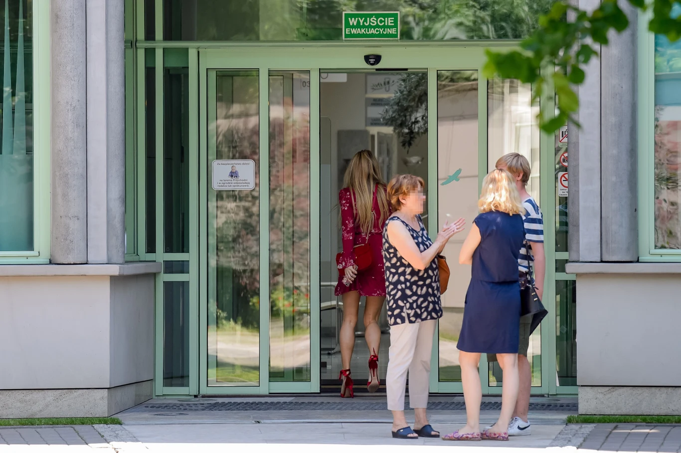 Małgorzata Rozenek-Majdan wchodzi do przychodni leczenia niepłodności 