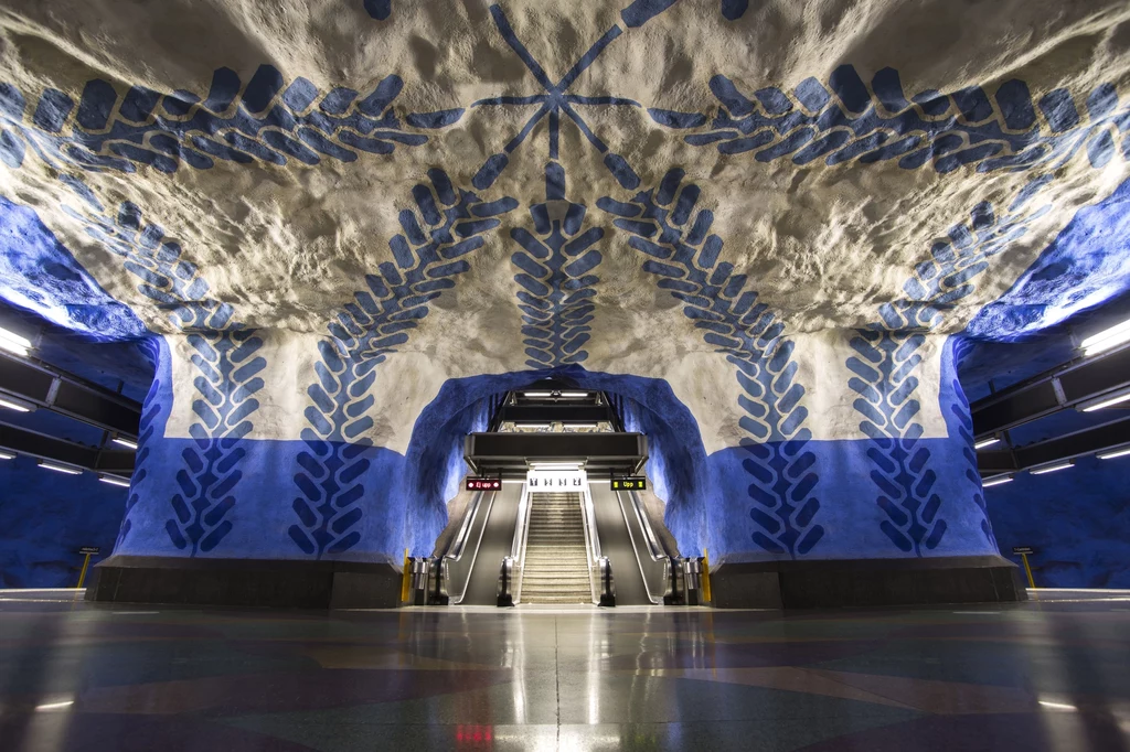 Najpiękniejsze stacje metra to : Kungsträdgården, T-Centralen, Solna Centrum