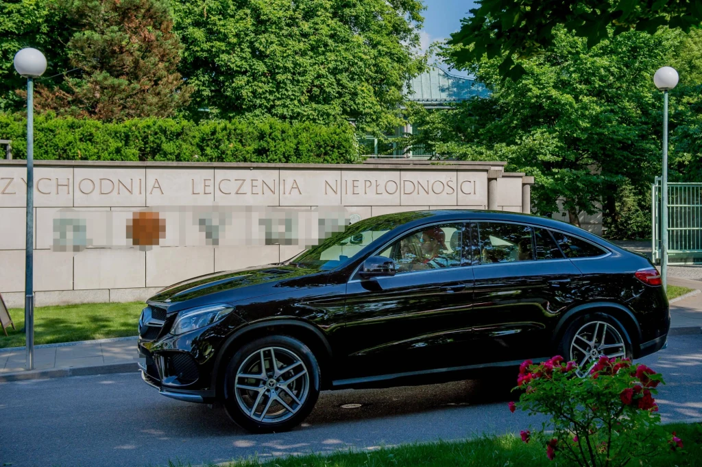 Majdanowie zajechali pod przychodnię luksusowym autem Majdanowie zajechali pod przychodnię luksusowym autem