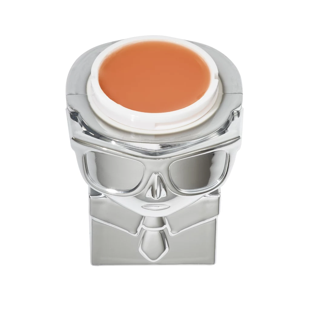 KARL LAGERFELD + MODELCO LIPBALM nawilża, chroni i powiększa usta. KARL LAGERFELD + MODELCO LIPBALM nawilża, chroni i powiększa usta.