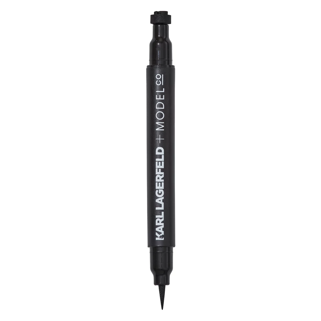 LONG-LASTING LIQUID LINER + KAMEO BEAUTY STAMP duo. Jedna końcówka posiada bardzo cienki, wodoodporny liner w pisaku, który zapewnia precyzyjną aplikację; druga końcówka to pieczątka przedstawiająca kultowy profil Karla Lagerfelda. LONG-LASTING LIQUID LINER + KAMEO BEAUTY STAMP duo. Jedna końcówka posiada bardzo cienki, wodoodporny liner w pisaku, który zapewnia precyzyjną aplikację; druga końcówka to pieczątka przedstawiająca kultowy profil Karla Lagerfelda.