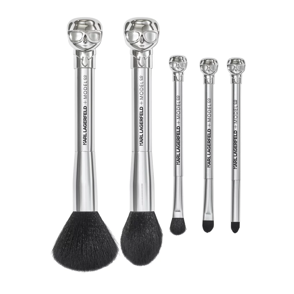 COLLECTABLE KARL BRUSH COLLECTION to wysokiej jakości zestaw pięciu niezbędnych pędzli do makijażu oka i twarzy. COLLECTABLE KARL BRUSH COLLECTION to wysokiej jakości zestaw pięciu niezbędnych pędzli do makijażu oka i twarzy.