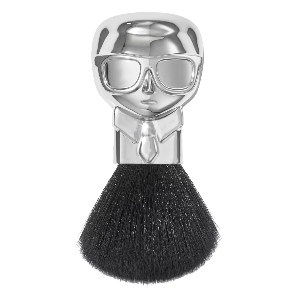 COLLECTABLE KARL BUKI BRUSH jest idealny do nakładania bronzera, różu, pudru i produktów rozświetlających. Produkt w stylu pędzla kabuki ma gęste, zbite włosie, dzięki któremu osiągniesz wymarzony efekt pięknego, starannego makijażu. COLLECTABLE KARL BUKI BRUSH jest idealny do nakładania bronzera, różu, pudru i produktów rozświetlających. Produkt w stylu pędzla kabuki ma gęste, zbite włosie, dzięki któremu osiągniesz wymarzony efekt pięknego, starannego makijażu.