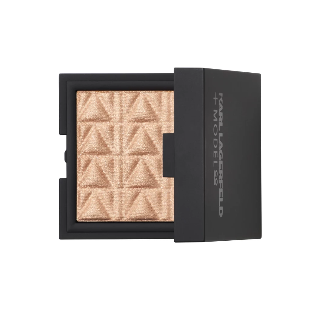 LUXE HIGHLIGHT & GLOW rozświetla cerę i daje efekt strobingu. Bardzo delikatny, jedwabisty puder zawiera perłowe drobinki, które odbijają światło i sprawiają, że cera jest naturalnie promienna. LUXE HIGHLIGHT & GLOW rozświetla cerę i daje efekt strobingu. Bardzo delikatny, jedwabisty puder zawiera perłowe drobinki, które odbijają światło i sprawiają, że cera jest naturalnie promienna.
