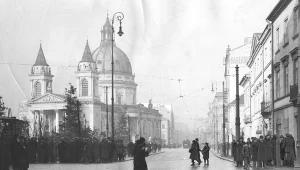 Plac Trzech Krzyży w Warszawie. W tle kościół św. Aleksandra