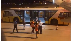 Pasażer po wysadzeniu z samolotu został odeskortowany przez służby medyczne, fot. https://www.irishmirror.ie 