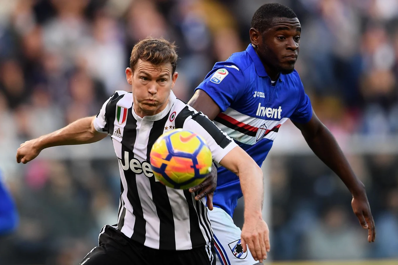Stephan Lichtsteiner (z lewej) kontra Duvan Zapata